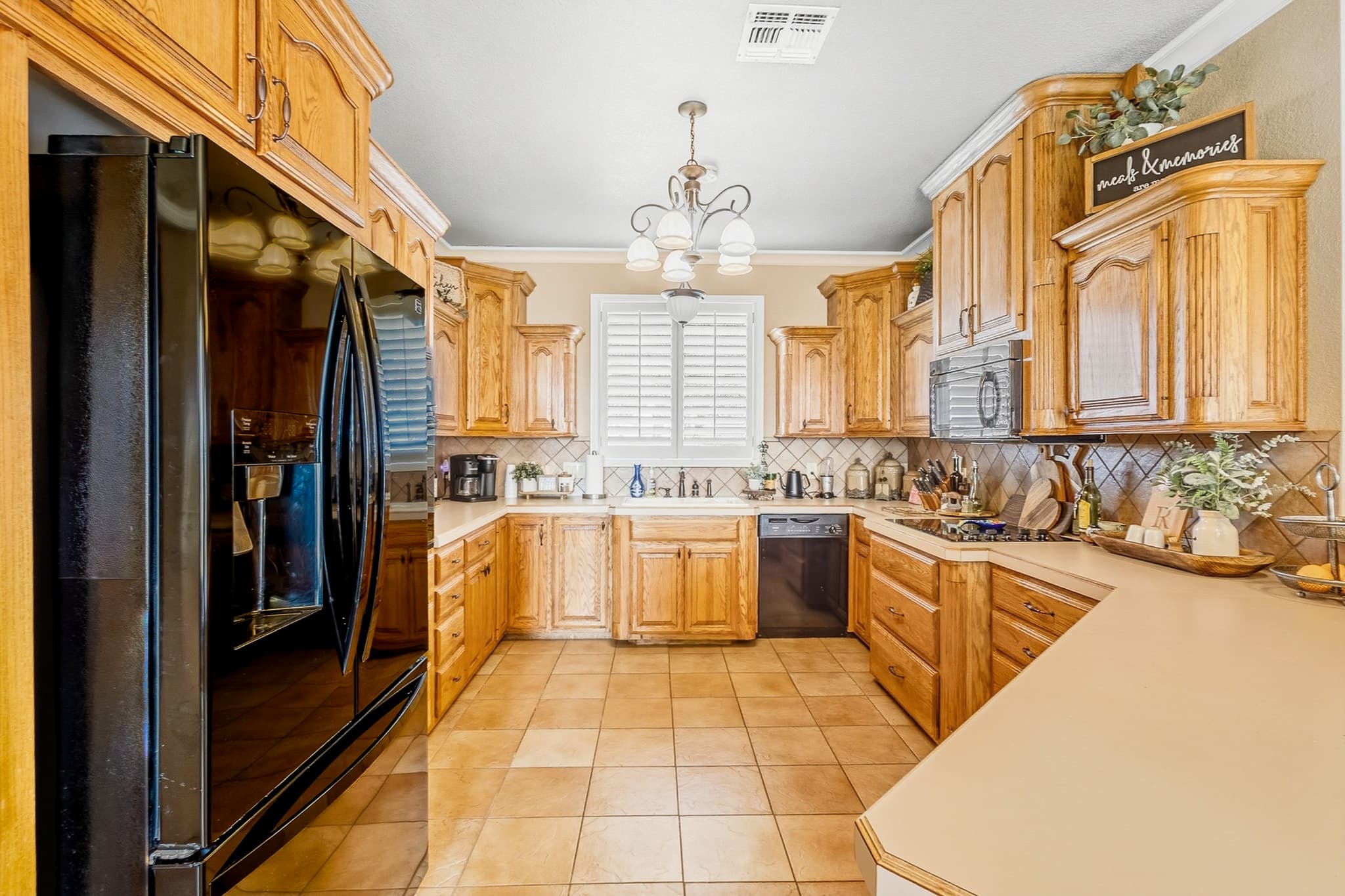 Contemporary kitchen — Lubbock real estate photography